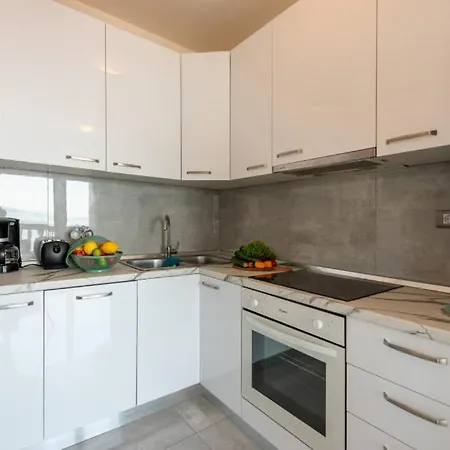 Max 2 By Guide * Rijeka